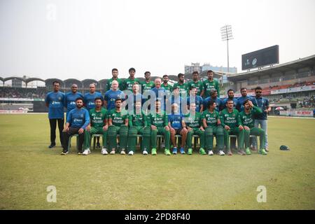 bangladesch T20 Teamspieler und Beamte besitzen für Fotografen vor Bangladesch-England 3. und Finalspiel T20I von drei Spielserien bei Sher-e Stockfoto