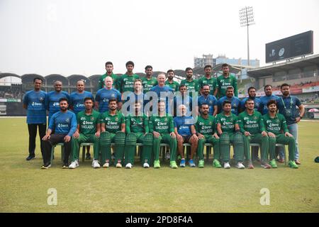 bangladesch T20 Teamspieler und Beamte besitzen für Fotografen vor Bangladesch-England 3. und Finalspiel T20I von drei Spielserien bei Sher-e Stockfoto