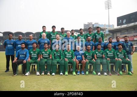 bangladesch T20 Teamspieler und Beamte besitzen für Fotografen vor Bangladesch-England 3. und Finalspiel T20I von drei Spielserien bei Sher-e Stockfoto