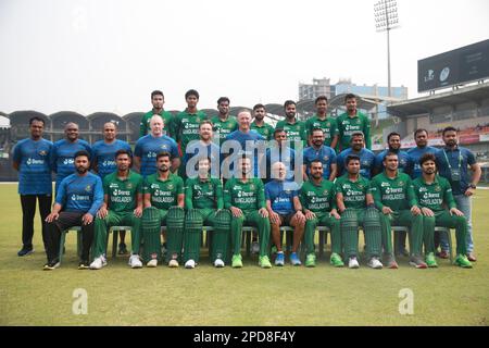 bangladesch T20 Teamspieler und Beamte besitzen für Fotografen vor Bangladesch-England 3. und Finalspiel T20I von drei Spielserien bei Sher-e Stockfoto