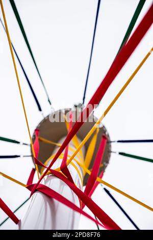 Bunte Bänder einer traditionellen englischen Maypole, die am Mai zum Maypole-Tanz verwendet wurde. Stockfoto