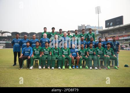 bangladesch T20 Teamspieler und Beamte besitzen für Fotografen vor Bangladesch-England 3. und Finalspiel T20I von drei Spielserien bei Sher-e Stockfoto