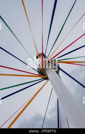 Bunte Bänder einer traditionellen englischen Maypole, die am Mai zum Maypole-Tanz verwendet wurde. Stockfoto