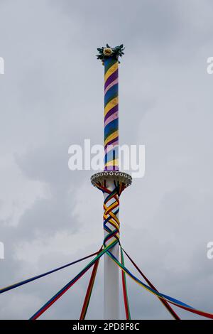 Bunte Bänder einer traditionellen englischen Maypole, die am Mai zum Maypole-Tanz verwendet wurde. Stockfoto