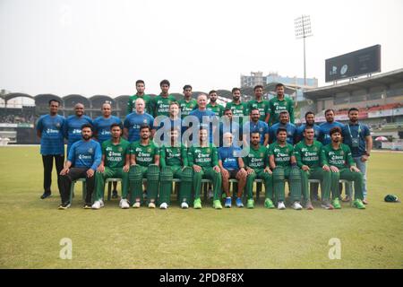 bangladesch T20 Teamspieler und Beamte besitzen für Fotografen vor Bangladesch-England 3. und Finalspiel T20I von drei Spielserien bei Sher-e Stockfoto