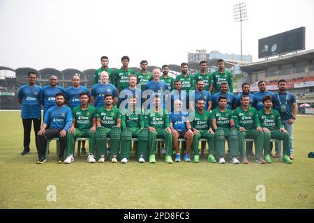 bangladesch T20 Teamspieler und Beamte besitzen für Fotografen vor Bangladesch-England 3. und Finalspiel T20I von drei Spielserien bei Sher-e Stockfoto