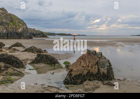 Frau, die auf Uig Sands, Lewis, Isle of Lewis, Hebriden, Äußeren Hebriden, Westliche Inseln, Schottland, Vereinigtes Königreich, Großbritannien Stockfoto