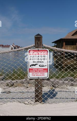 Gefahrenschild für Alligatoren und Schlangen in der Gegend, Florida, USA Stockfoto