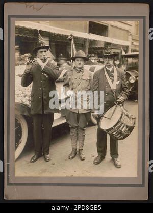 Bürgerkriegsveteranen in Uniformen der Großen Armee der Republik spielen Fünfe und Trommeln, während Pfadfinder die Flagge vor dem dekorierten Auto halten. Liljenquist Family Sammlung von Bürgerkriegsfotos, pp/liljvet. Große Armee der Republik, Volk, 1900-1920, Vereinigte Staaten, Armee, Menschen, 1900-1920, Veteranen, Union, 1900-1920, Musiker, 1900-1920, Trommeln (Musikinstrumente), 1900-1920, Flöten, 1900-1920, Boy Scouts, 1900-1920, Usa, Geschichte, Bürgerkrieg, 1861-1865, Veteranen, Gewerkschaft. Stockfoto