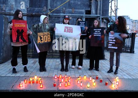 KIEW, UKRAINE - 14. MÄRZ 2023 - Frauen halten während einer von der Vereinigung der Familien der Azovstal-Verteidiger organisierten Kundgebung Plakate Stockfoto