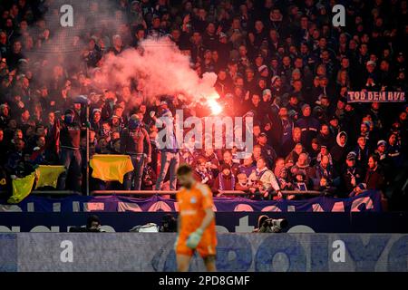 GE-Fans entzünden das Feuer in Bengal und winken gelbe Stoffreste, Tod BVB, vor dem Torwart Ralf FAEHRMANN (Fahrer) (GE), Fußball 1. Bundesliga, 24. Matchday, FC Schalke 04 (GE) - Borussia Dortmund (DO) 2:2, am 11. März 2023 in Gelsenkirchen/Deutschland. #DFL-Vorschriften verbieten die Verwendung von Fotografien als Bildsequenzen und/oder quasi-Video # Stockfoto