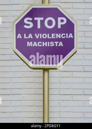 Stoppschild mit violettem Hintergrund und die Nachricht auf Spanisch Stop Gewalttätigkeit gegen Frauen (Stop a la violencia machista) Stockfoto