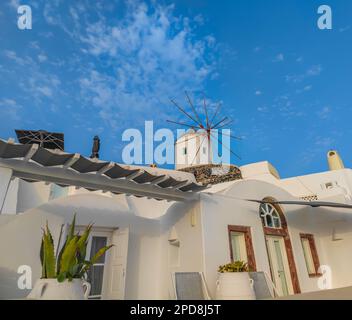 Traditionelle griechische Windmühle im Dorf Oia auf der Insel Santorin, Griechenland im Hintergrund des blauen Himmels Stockfoto