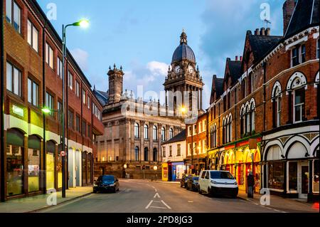 Blick auf das Rathaus von Leeds auf George Street, Leeds, Großbritannien Stockfoto