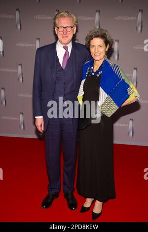 ARCHIVFOTO: Theo KOLL wird am 19. März 2023 65 Jahre alt, Theo KOLL, Moderatorin, mit seiner Frau Franziska, Red Carpet, Red Carpet Show, Präsentation des deutschen Fernsehpreises 2017 in Düsseldorf am 02.02.2017. ? Stockfoto