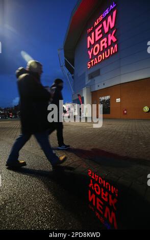 Vor dem Sky Bet Championship-Spiel im AESSEAL New York Stadium, Rotherham, begeben sich die Fans ins Stadion. Foto: Dienstag, 14. März 2023. Stockfoto