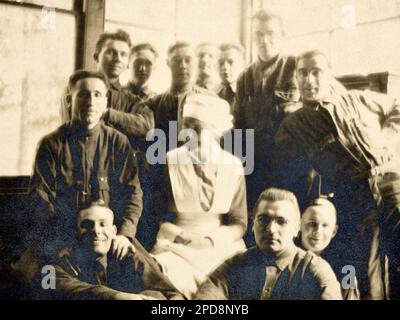 WWI Krankenschwester und USA Soldaten oder Ärzte, Erster Weltkrieg, amerikanische Soldaten und Krankenschwester, ungefähr 1917 Stockfoto