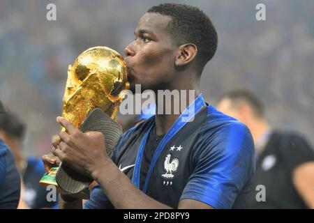 ARCHIVFOTO: Paul POGBA wird am 15. März 2023 30 Jahre alt, Paul POGBA (FRA) küsst den Pokal, Pokal, Trophäe, Preisverleihung, Siegeszeremonie, Action, Einzelbild, zugeschnittenes Einzelmotiv, halbe Figur, halbe Figur, Frankreich (FRA) – Kroatien (CRO) 4-2, Finale, Spiel 64, am 07. Oktober 15/2018 in Moskau; Luzhniki-Stadion. Fußballweltmeisterschaft 2018 in Russland ab 14,06. - 07/15/2018. ? Stockfoto