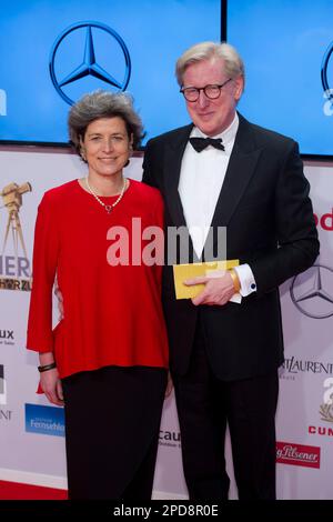 FOTO ARCHIVIEREN: Theo KOLL wird am 19. März 2023 65 Jahre alt, Theo KOLL, Moderatorin, mit seiner Frau Franziska zu Castell-Castell, roter Teppich, Red Carpet Show, Ankunft, Verleihung der 50. Golden Camera, Film- und TV-Auszeichnung des Programmmagazins Hoerzu in Hamburg am 27. Februar 2017. ? Stockfoto