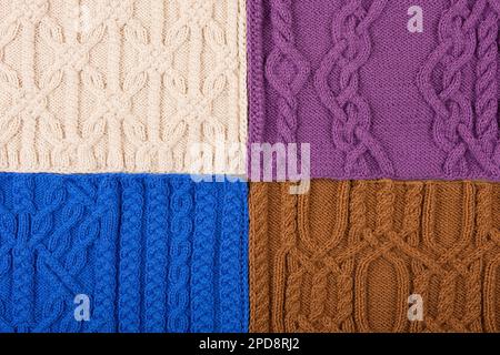 Gestrickter Hintergrund in Blau, Lila, Braun und Beige. Großer Strickstoff mit Muster. Nahaufnahme einer Strickdecke. Banner Stockfoto