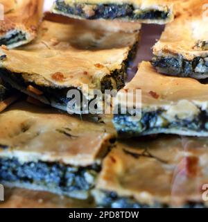 Erbazzonische Stücke, auch bekannt als Scarpazzone, eine typische italienische gastronomische Spezialität von Reggio Emilia, hergestellt aus Mangold Stockfoto