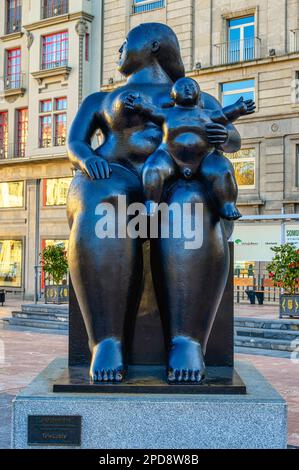 Oviedo, Asturias, Spanien: Skulptur namens La Maternidad (Mutterschaft) von Fernando Otero Stockfoto