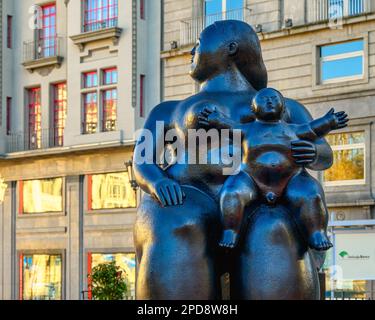 Oviedo, Asturias, Spanien: Skulptur namens La Maternidad (Mutterschaft) von Fernando Otero Stockfoto