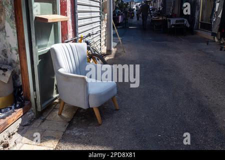 Haifa, Israel - 09. März 2023 grauer alter Sessel auf dem Flohmarkt Stockfoto