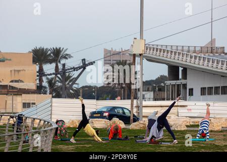 Haifa, Israel - 1. März 2023, Promenade am Meer. Frauen machen Yoga und Sport in der Nähe des Strandes in Haifa. Stockfoto