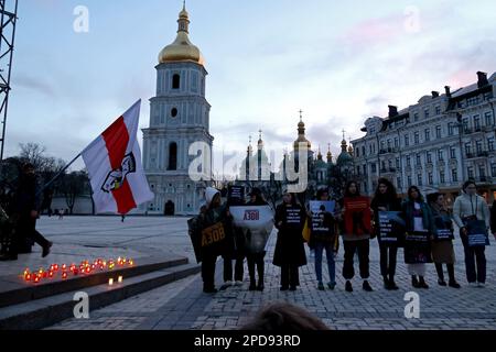 Nicht exklusiv: KIEW, UKRAINE - 14. MÄRZ 2023 - Frauen halten während einer von der Vereinigung der Familien der Azovstal-Verteidiger organisierten Kundgebung Plakate Stockfoto