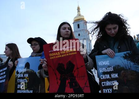 Nicht exklusiv: KIEW, UKRAINE - 14. MÄRZ 2023 - Frauen halten während einer von der Vereinigung der Familien der Azovstal-Verteidiger organisierten Kundgebung Plakate Stockfoto