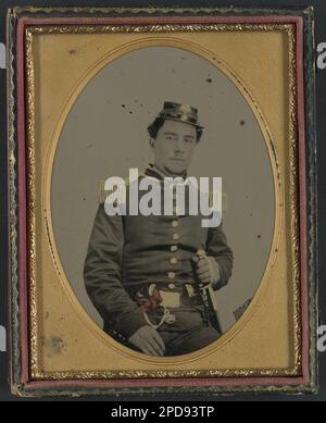 Jesse Sharpe Barnes, später Captain von Co F, 4. North Carolina Infanterie, in South Carolina Miliz Uniform mit Schwert und Pistolen. Liljenquist Family Sammlung von Bürgerkriegsfotos, NewsetLilj01, pp/liljconfed. Barnes, Jesse Sharpe, 1838-1862, Konföderierte Staaten von Amerika, Armee, North Carolina Infanterie-Regiment, 4., Kompanie F, Menschen, 1860-1870, Soldaten, Konföderierte, 1860-1870, Militäruniformen, Konföderierte, 1860-1870, Handfeuerwaffen, 1860-1870, Dolche und Schwerter, 1860-1870, USA, Geschichte, Bürgerkrieg, 1861-1865, Militärpersonal, Konföderierter. Stockfoto