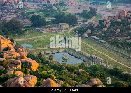 Wunderschöne Aussicht auf die mit Felsen übersäte Landschaft und Ruinen vom Matanga Hill in Hampi. Hampi, die Hauptstadt des Vijayanagara Empire, ist ein UNESCO-Weltkulturerbe Stockfoto