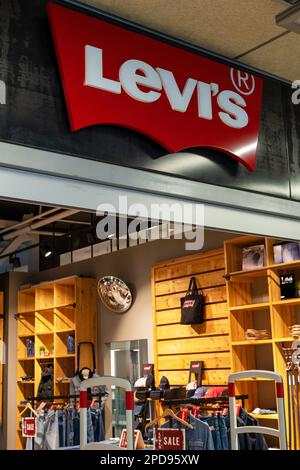 Levi's Ladenschild. Levi Strauss & Co ist ein amerikanisches Bekleidungsunternehmen, das für seine Jeans der Marke Levi bekannt ist. Minsk, Belarus, 2023 Stockfoto