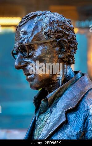 Oviedo, Asturien, Spanien: Woody Allen-Statue, die den Principe of Asturias Award in Arts 2002 erhielt. Stockfoto