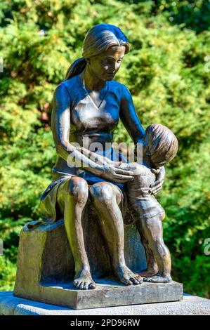 Oviedo, Asturias, Spanien: Skulptur namens Maternidad (Mutterschaft) von Felix Alonso Arena Stockfoto