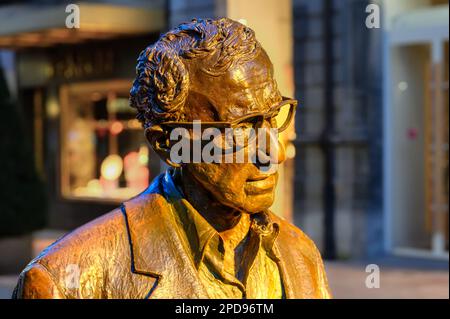 Oviedo, Asturien, Spanien: Woody Allen-Statue, die den Principe of Asturias Award in Arts 2002 erhielt. Stockfoto