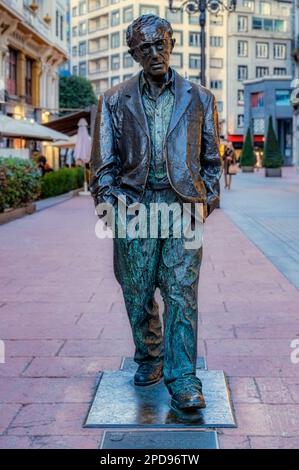 Oviedo, Asturien, Spanien: Woody Allen-Statue, die den Principe of Asturias Award in Arts 2002 erhielt. Stockfoto