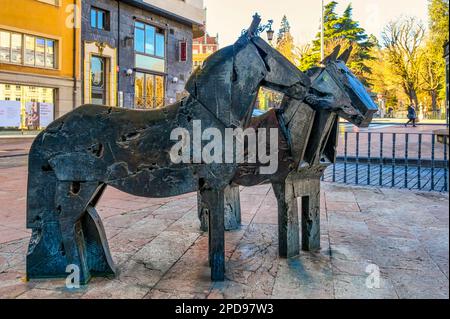 Oviedo, Asturien, Spanien: Skulptur namens Asturcones von der Manolo Valdes Skulpturengruppe Stockfoto