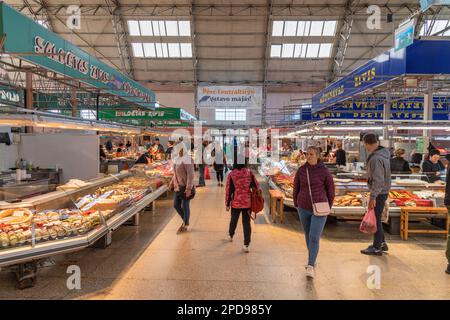 Lebensmittel werden auf dem Rigaer Zentralmarkt in Riga, Lettland, verkauft Stockfoto