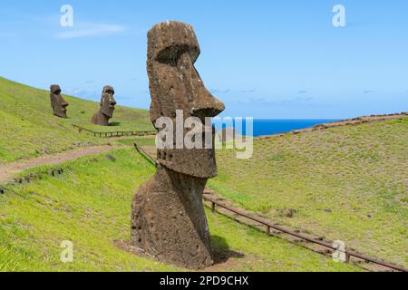 Moai Piro Piro aus nächster Nähe am Rano Raraku auf der Osterinsel (Rapa Nui), Chile. Rano Raraku ist allgemein als „Moai-Fabrik“ bekannt. Stockfoto