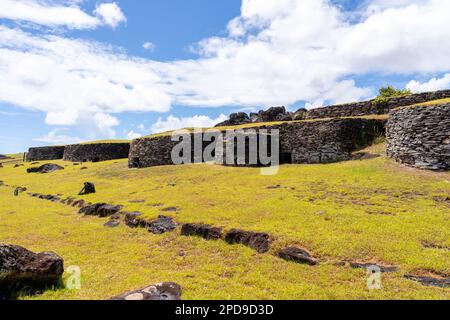 Restaurierte Steinhäuser in Orongo auf der Osterinsel (Rapa Nui), Chile. Orongo ist das zeremonielle Dorf, das von Rapa Nui während der Vogelzeit genutzt wurde Stockfoto