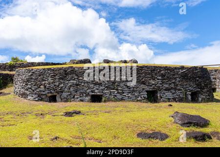 Restaurierte Steinhäuser in Orongo auf der Osterinsel (Rapa Nui), Chile. Orongo ist das zeremonielle Dorf, das von Rapa Nui während der Vogelzeit genutzt wurde Stockfoto