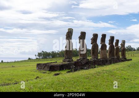 Rückblick auf sieben Moai-Statuen bei Ahu Akivi, dem einzigen Ahu mit Moai-Statuen, die auf der Osterinsel (Rapa Nui), Chile, gegenüber dem Pazifischen Ozean liegen. Stockfoto