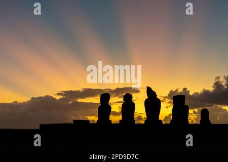 Sonnenuntergang hinter den Moai-Statuen auf Ahu Vai Ure im Tahai-Komplex auf der Osterinsel (Rapa Nui) in Chile. Stockfoto