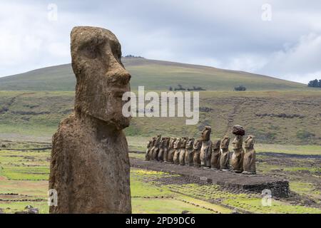 A Vere Moai (Reisender Moai) mit Ahu Tongariki im Hintergrund auf der Osterinsel (Rapa Nui), Chile. Stockfoto