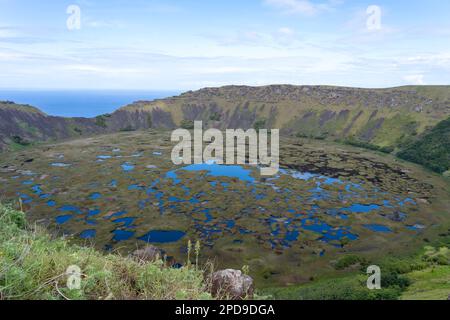 Blick auf den Kratersee von Rano Kau auf der Osterinsel (Rapa Nui) in Chile. Stockfoto