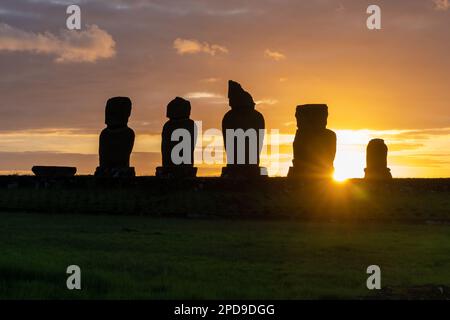 Sonnenuntergang hinter den Moai-Statuen auf Ahu Vai Ure im Tahai-Komplex auf der Osterinsel (Rapa Nui) in Chile. Stockfoto