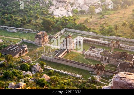 Blick auf den Achyuta Raya Tempel vom Matanga Hill in Hampi. Hampi, die Hauptstadt des Vijayanagara Empire, gehört zum UNESCO-Weltkulturerbe. Stockfoto