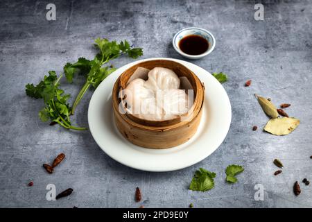 Warme asiatische Speisen, traditionelles Hacao auf Holzteller Stockfoto